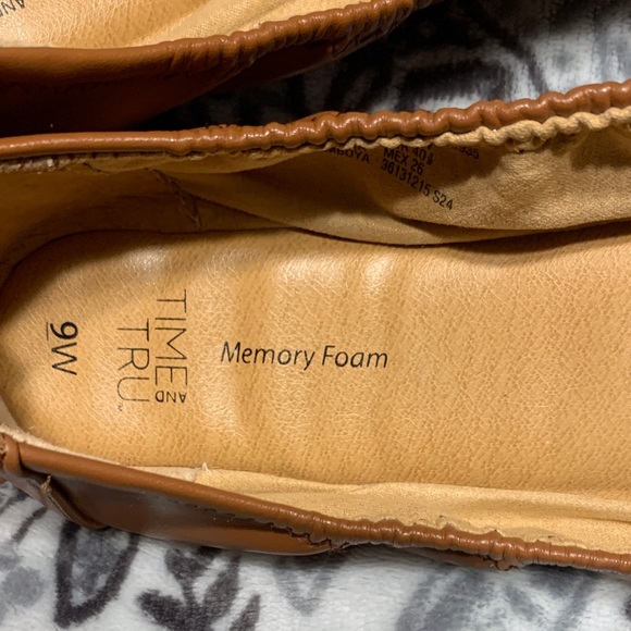 Time and Tru Women's Tan Ballet Flats - Picture 2 of 4